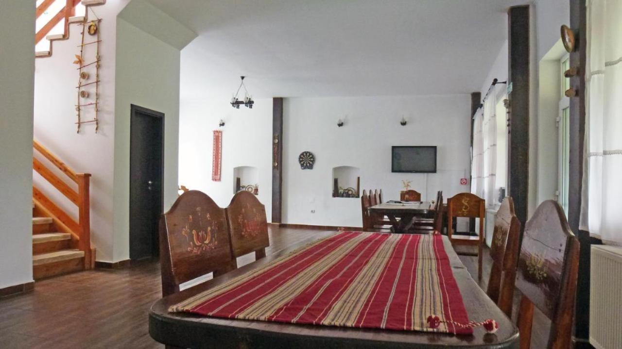 Hotel Sura Pietrei Craiului Zărneşti Esterno foto