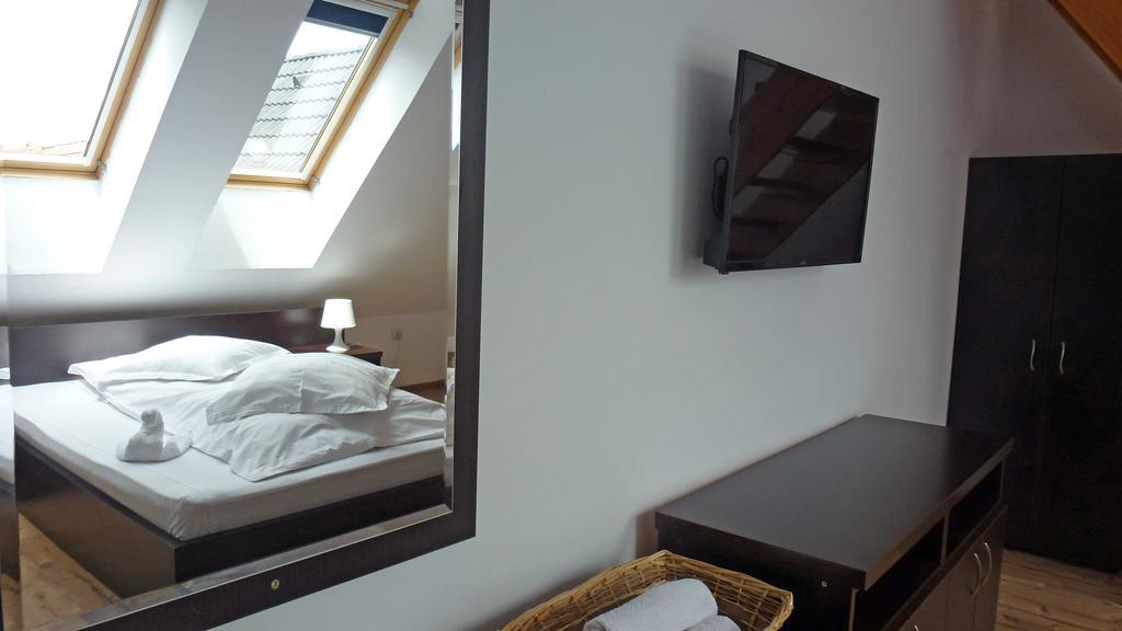 Hotel Sura Pietrei Craiului Zărneşti Esterno foto