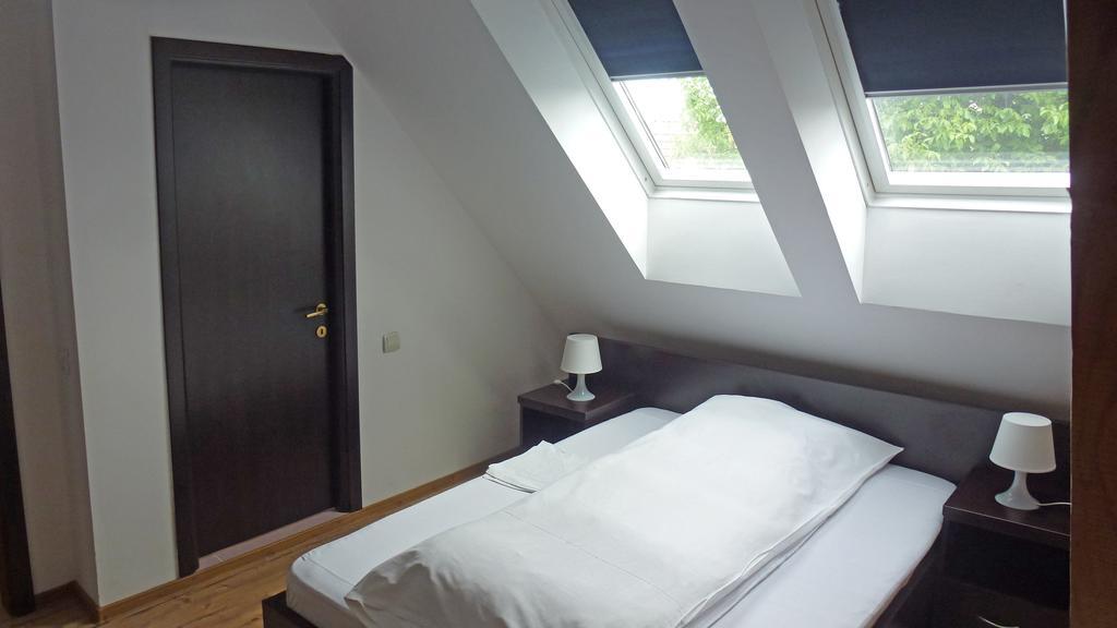 Hotel Sura Pietrei Craiului Zărneşti Esterno foto